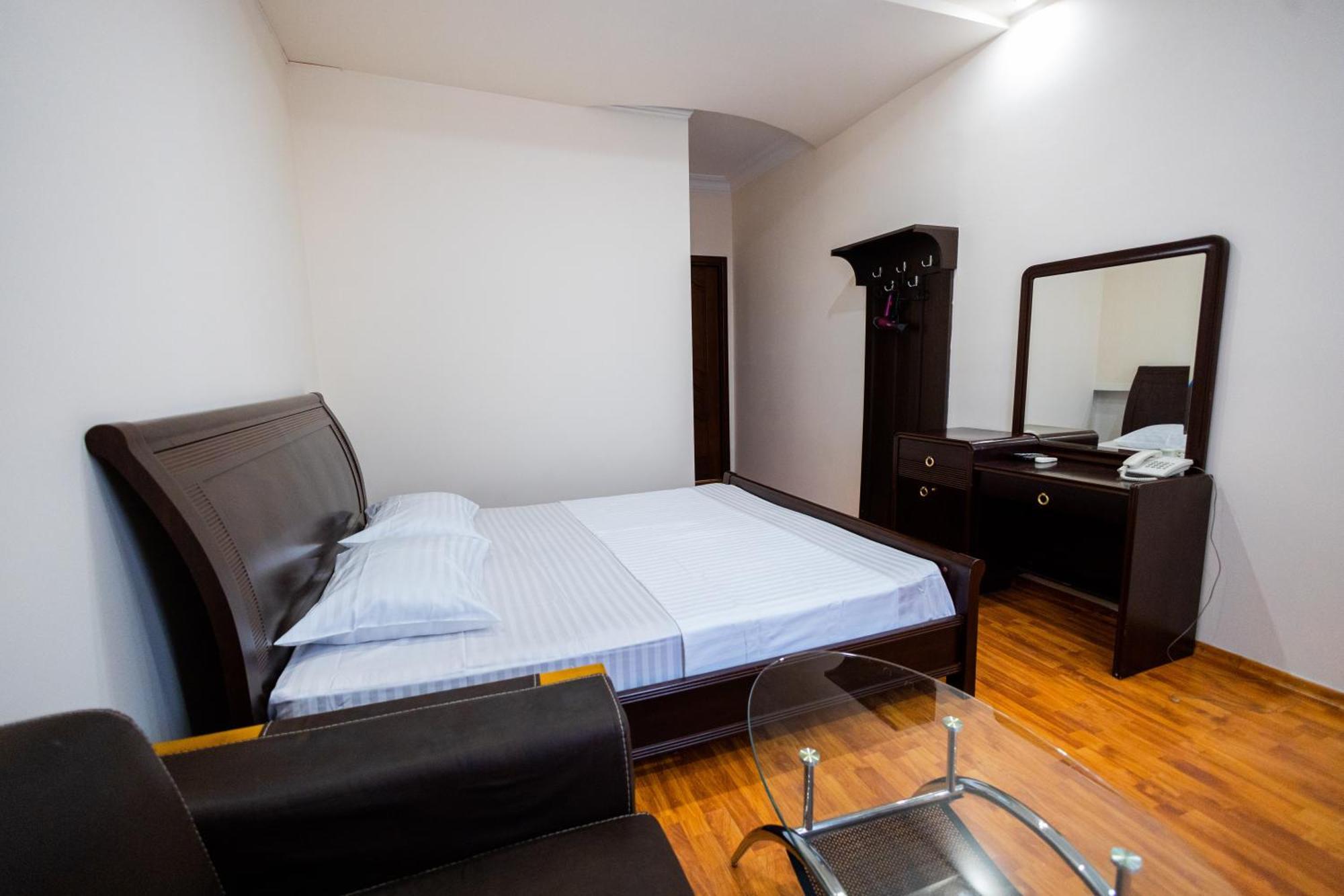 Yan Hotel Erevan Exterior foto